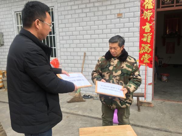 公司蒋总亲自把慰问金和捐款送到朱世华家人手上